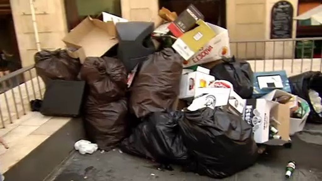 La basura se acumula en cada rincón de Alicante en el quinto día de huelga de limpieza