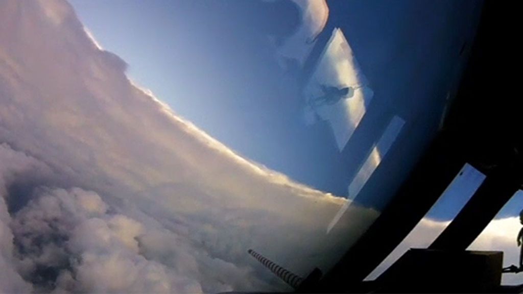 Un avión atraviesa el ojo del huracán Irma