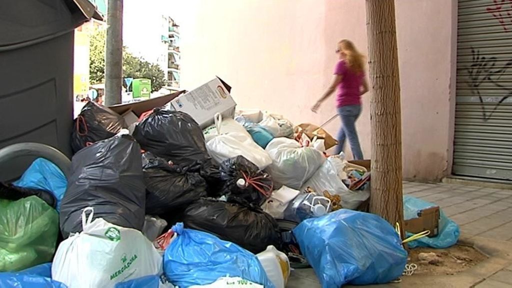 La basura sigue acumulándose en Alicante y los paros se prolongan a este fin de semana