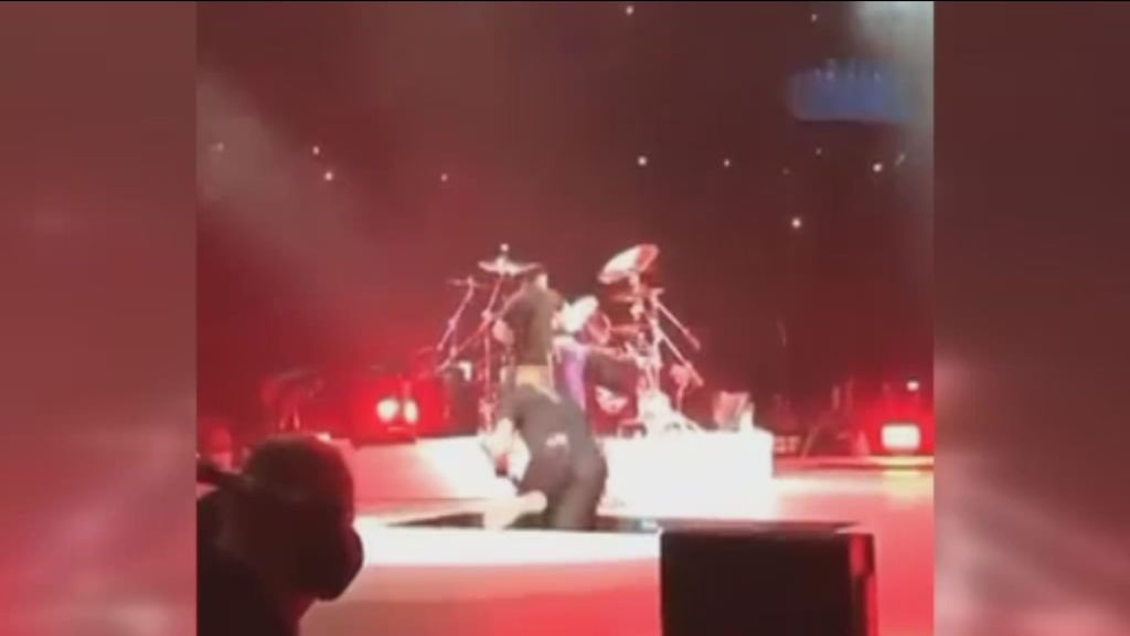 Aparatosa caída de James Hetfield, líder de Metallica, en pleno concierto