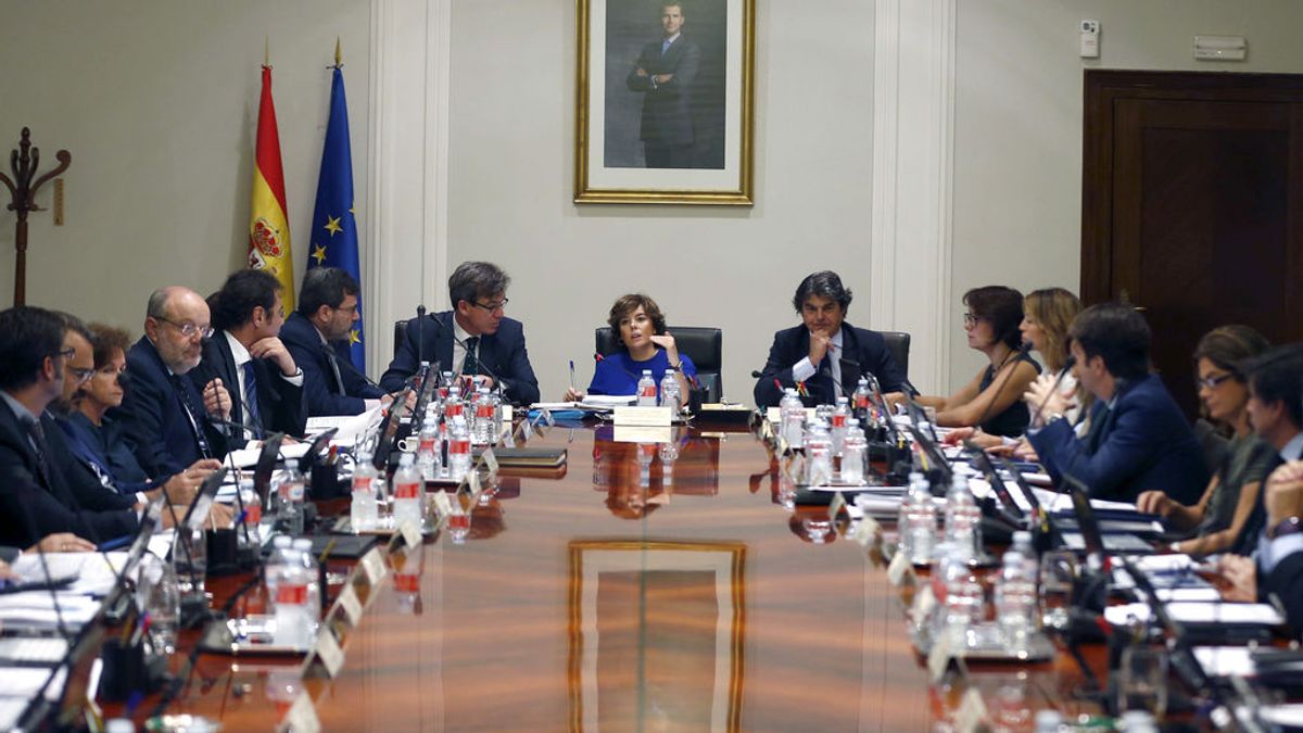 Santamaría reúne a los secretarios de Estado para aprobar medidas contra las leyes de ruptura de la Generalitat