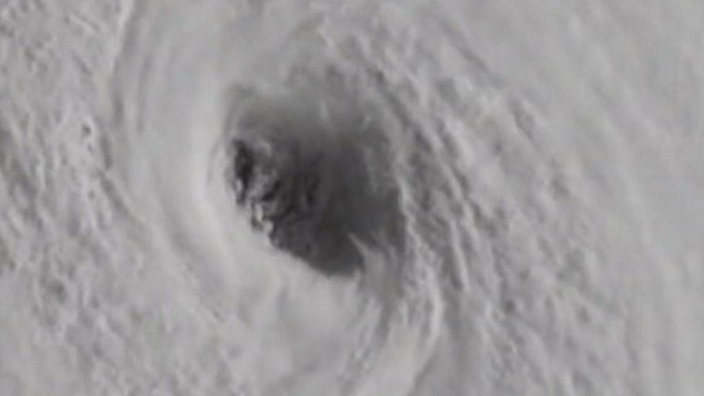 Irma pasa por la isla de San Martín y se dirige a Puerto Rico con fuerza 5