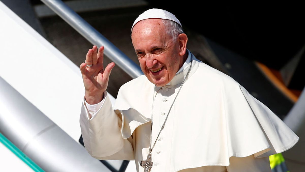 El avión del Papa desvía su ruta hacia Colombia para evitar el huracán Irma