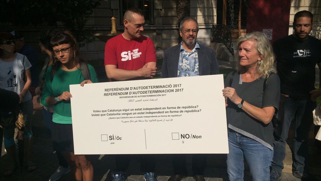 María José Lecha y María Rovira (CUP) entregan papeleta del referéndum 1-O