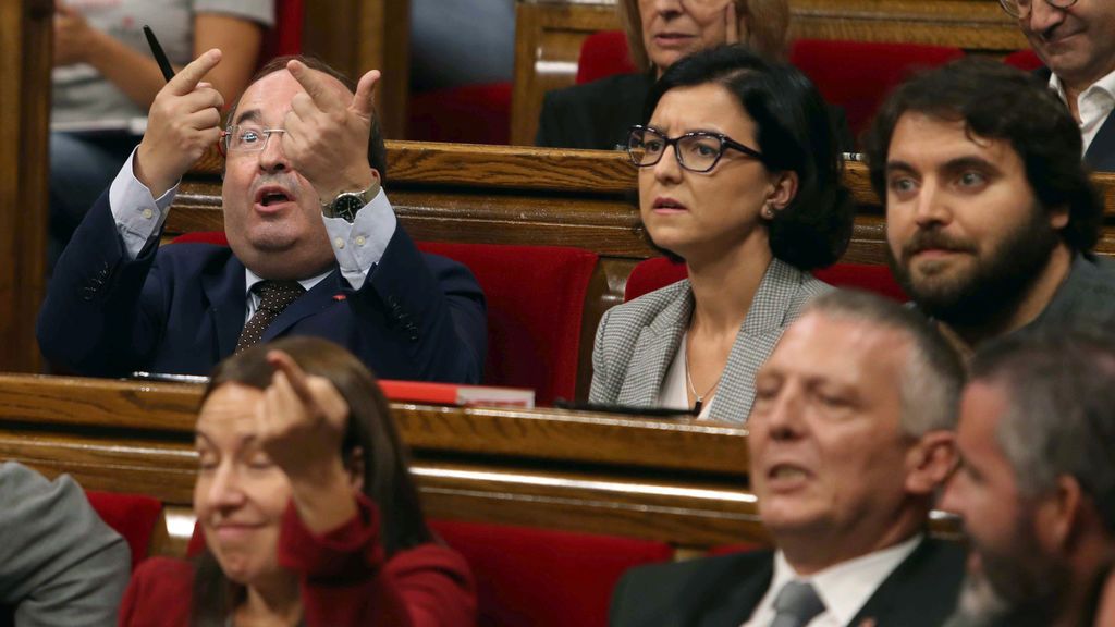 Los gestos sustituyen a las palabras en el Parlamento catalán