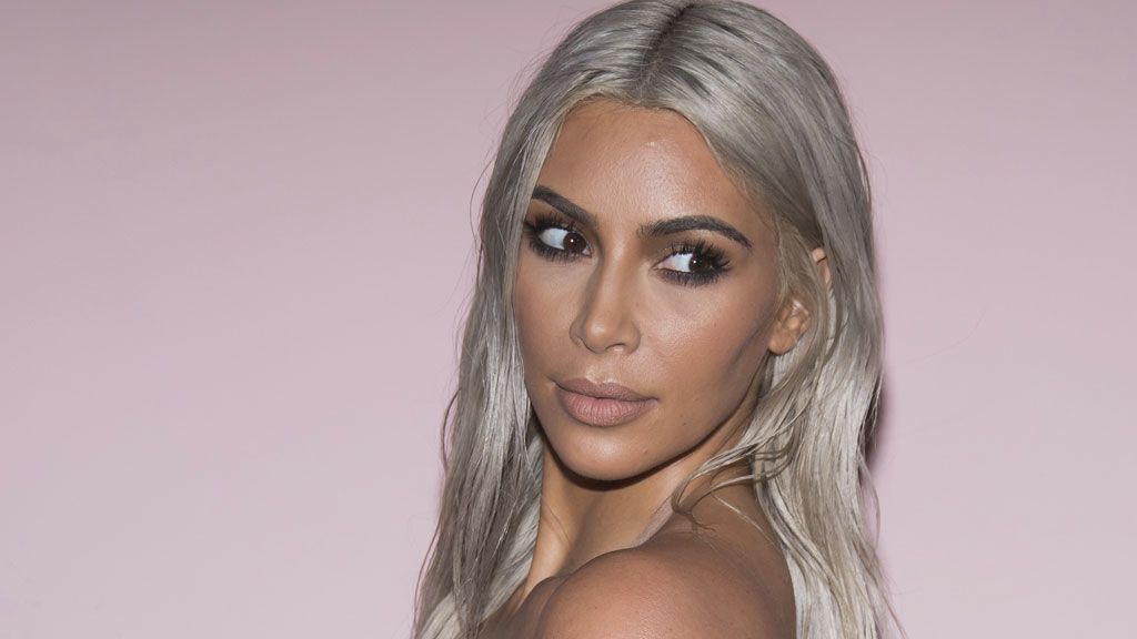 ¡Nuevo hijo, nuevo look! Kim Kardashian cambia el negro por el gris para la NYFW