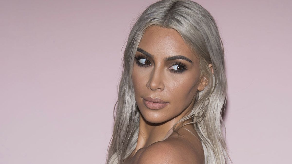 ¡Nuevo hijo, nuevo look! Kim Kardashian cambia el negro por el gris para la NYFW