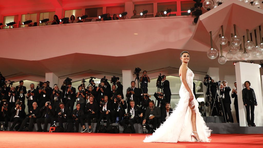 Con plumas y pedrería, Penélope, parejón de Javier Bardem en la alfombra roja de Venecia