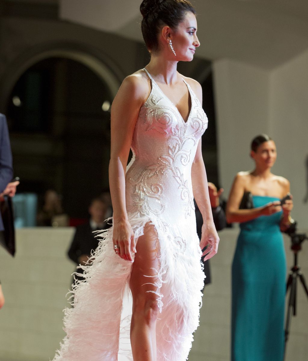 Con plumas y pedrería, Penélope, parejón de Javier Bardem en la alfombra roja de Venecia