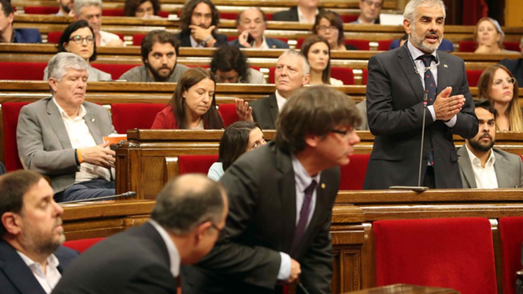 Se suspende dos veces el pleno del Parlament para dilatar el debate de la Ley de Transitoriedad