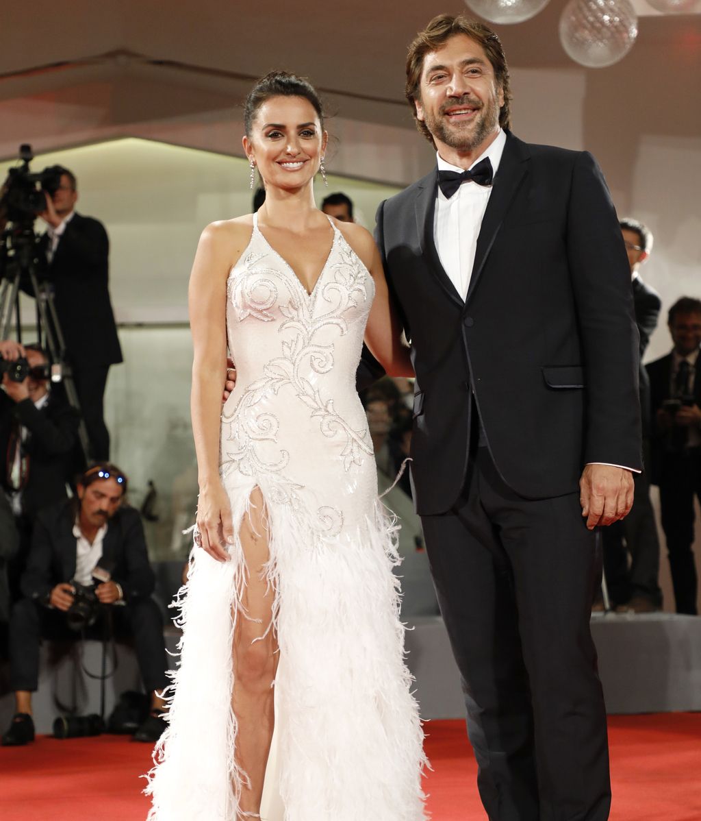 La pareja se mostró cómplice durante su paso por la alfombra roja