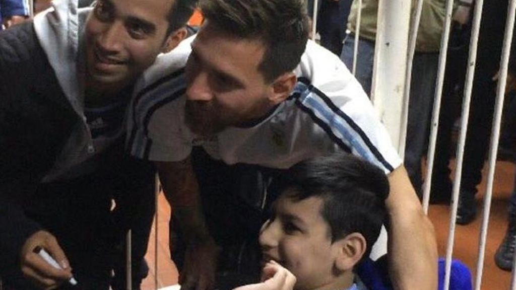 Así alucinó Franco, un niño argentino con discapacidad, cuando Messi se acercó para firmarle Así alucinó Franco, un niño argentino con discapacidad, cuando Messi se acercó para firmarle