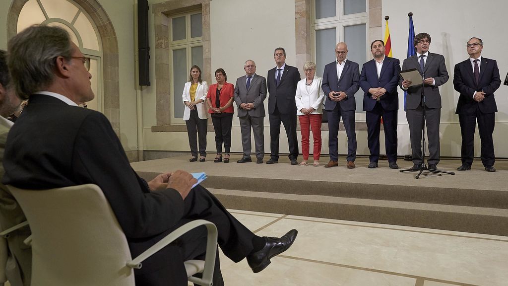 Puigdemont:  "Convocamos a los ciudadanos de nuestro país para que decidan el futuro de Cataluña"