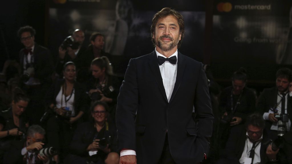 Traje de chaqueta negro, camisa blanca y pajarita: Bardem apuesta por lo clásico