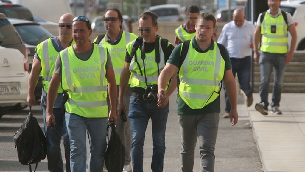 La Guardia Civil sale de la imprenta de Constantí después de más de dos horas de registro