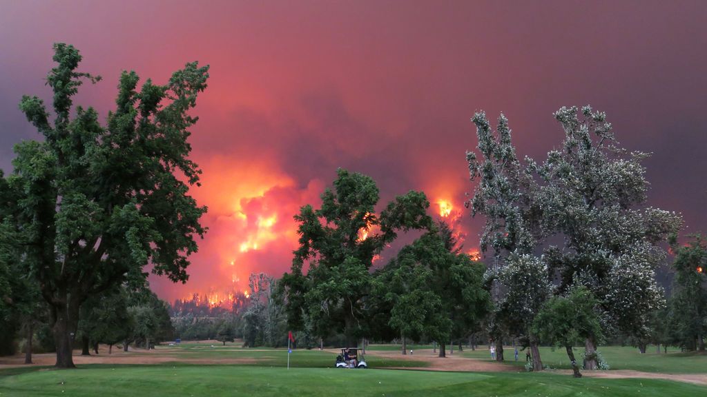 Impresionante incendio junto a un campo de golf en North Bonneville