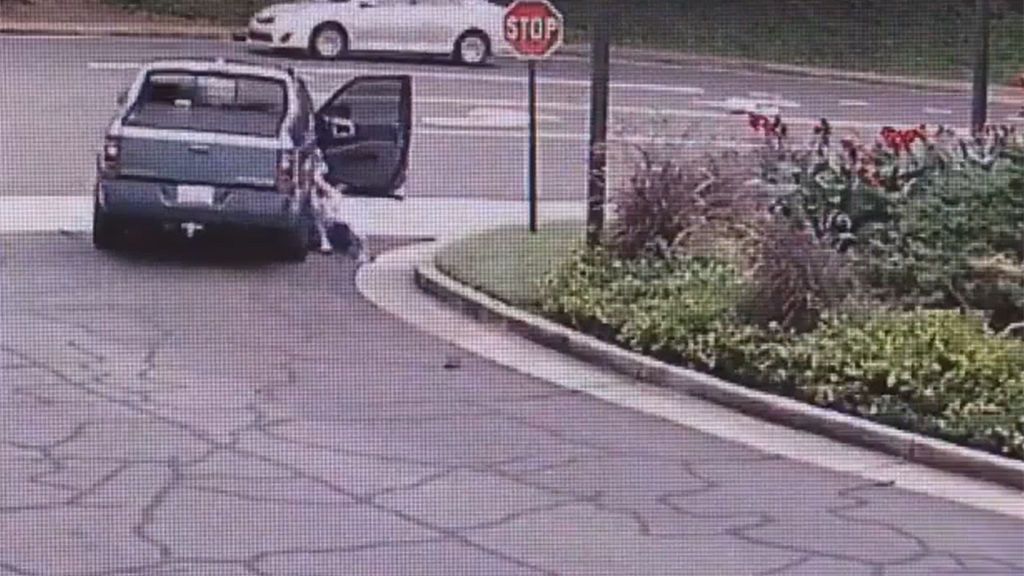 Una mujer es arrastrada por un coche para evitar que le roben el bolso