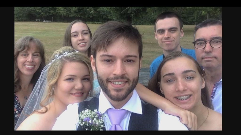 Muestra su vida desde el 2008 hasta el día de su boda en selfis
