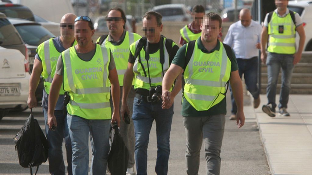 La Guardia Civil sale de la imprenta de Constantí después de más de dos horas de registro