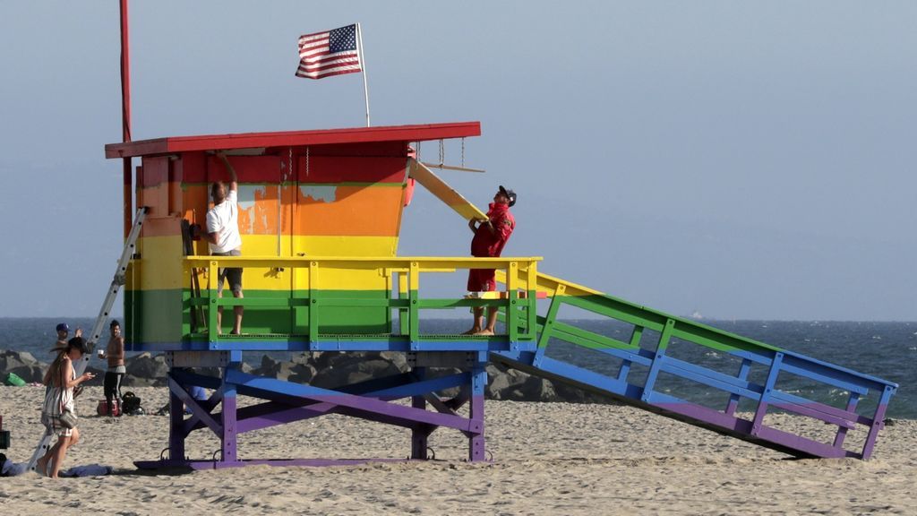 Condado de Los Ángeles permite que la torre se socorristas siga con la bandera TGTB
