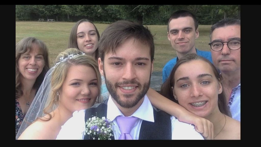 Muestra su vida desde el 2008 hasta el día de su boda en selfis