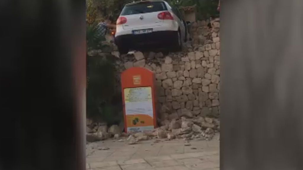 Los vecinos de Moraia salvan a una anciana que quedó colgando con su coche de un muro