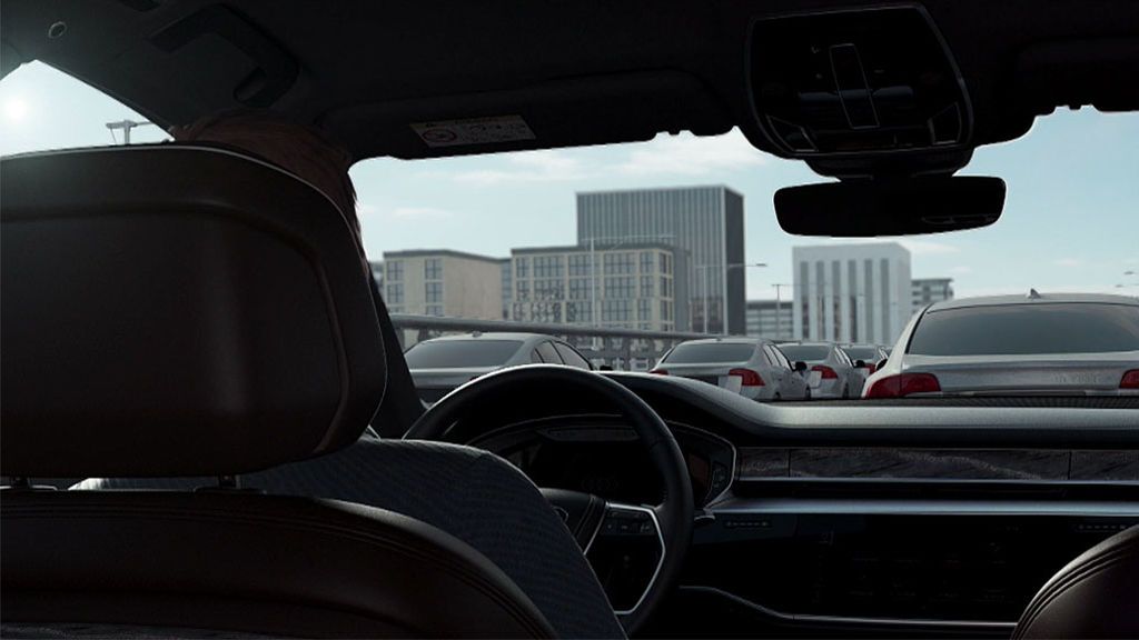 El nivel tecnológico del Audi A8: así lo aparcas con el móvil y te ayuda en los atascos