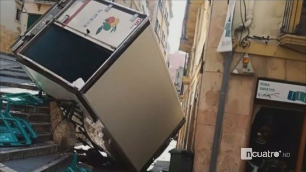 La impactante escena de un camión volcado en el centro de Tarragona