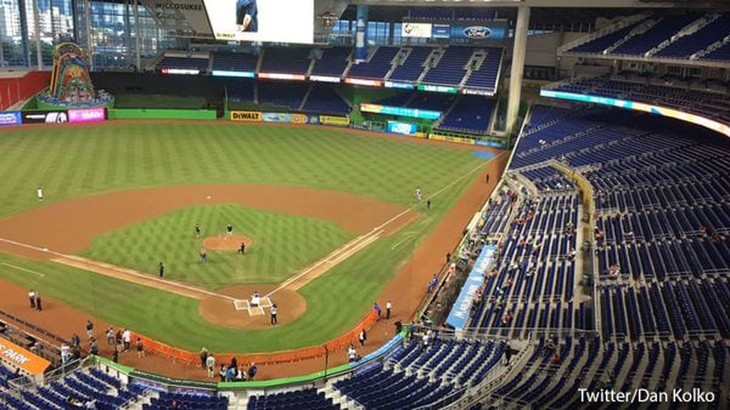 ¡La imagen del miedo! La llegada del huracán Irma vacía las gradas del Miami – Washington de béisbol