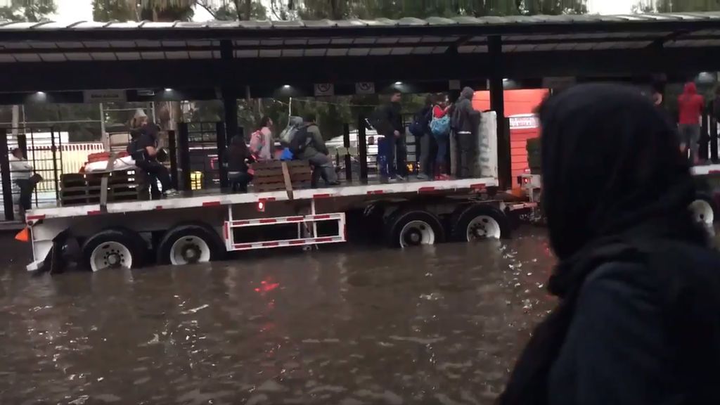 Las lluvias en Ciudad de México provocan esta curiosa escena en el transporte público