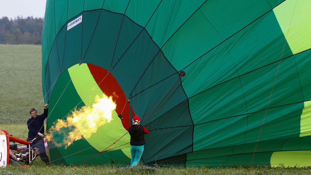 Concursantes ayudan a inflar un globo aerostático durante el 950º aniversario de la Copa del Globo en Minsk