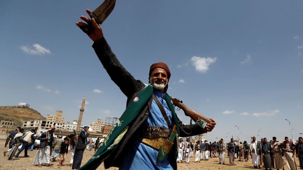 Un seguidor del movimiento chiíta Houthi baila la tradicional danza Baraa durante una ceremonia en Yemen