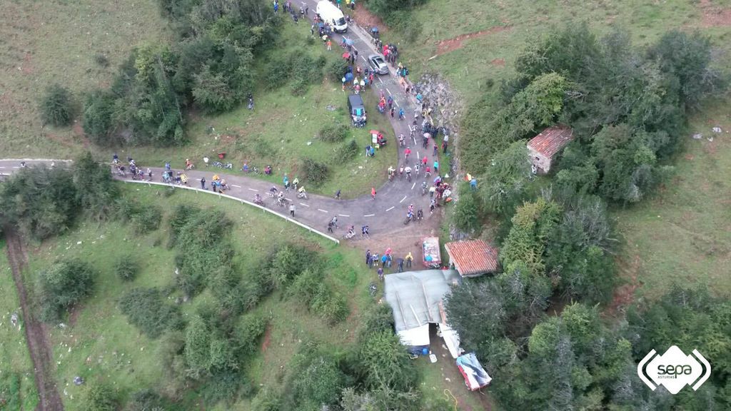 Una ciclista, herida grave tras sufrir una caída en El Angliru (Asturias)