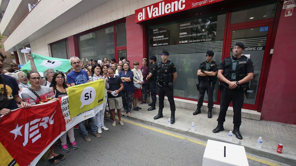 Registros en la sede del semanario 'El Vallenc' en busca de material electoral
