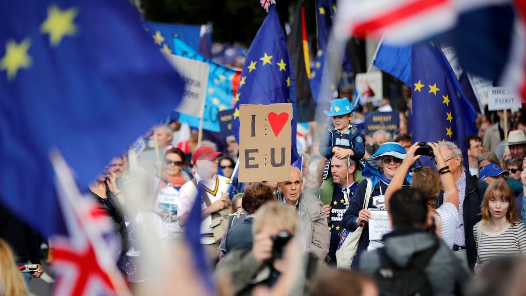 Manifestantes encabezan una marcha cerca del Parlamento Londinense durante una manifestación ‘anti-brexit’.