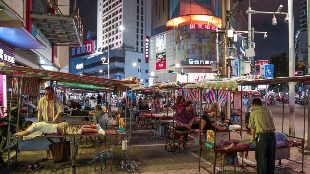 Masajistas ciegos trabajan fuera de los salones de masajes por la noche en China.