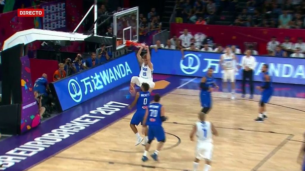 ¡Se colgó Markkanen! Escondió la pelota y machacó el aro