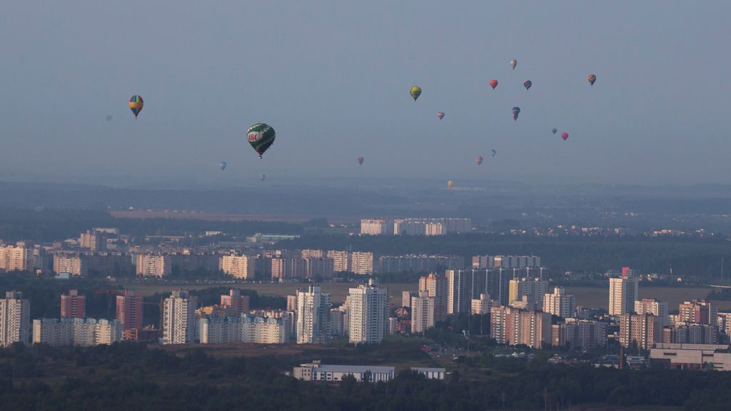 Globos aerostáticos vistos en el cielo por el 950º aniversario de la Copa del Globo en Minsk