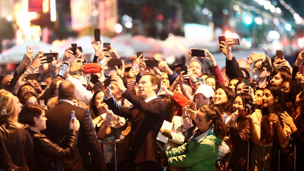 El actor Benedict Cumberbatch posa con los fans cuando llega a la alfombra roja por la película ‘the current war’