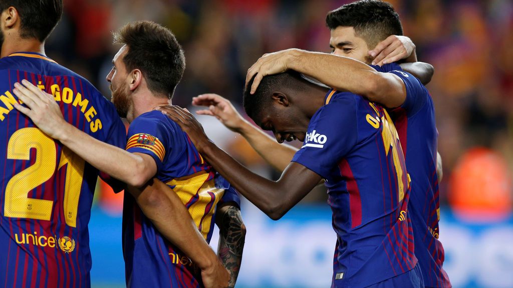 El feliz debut de Dembelé en el Barça: Arropado por jugadores y ovacionado por el Camp Nou