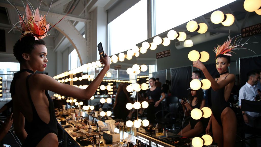 Modelo se hace un selfie durante el desfile de la colección primavera verano de Eugenia Kim