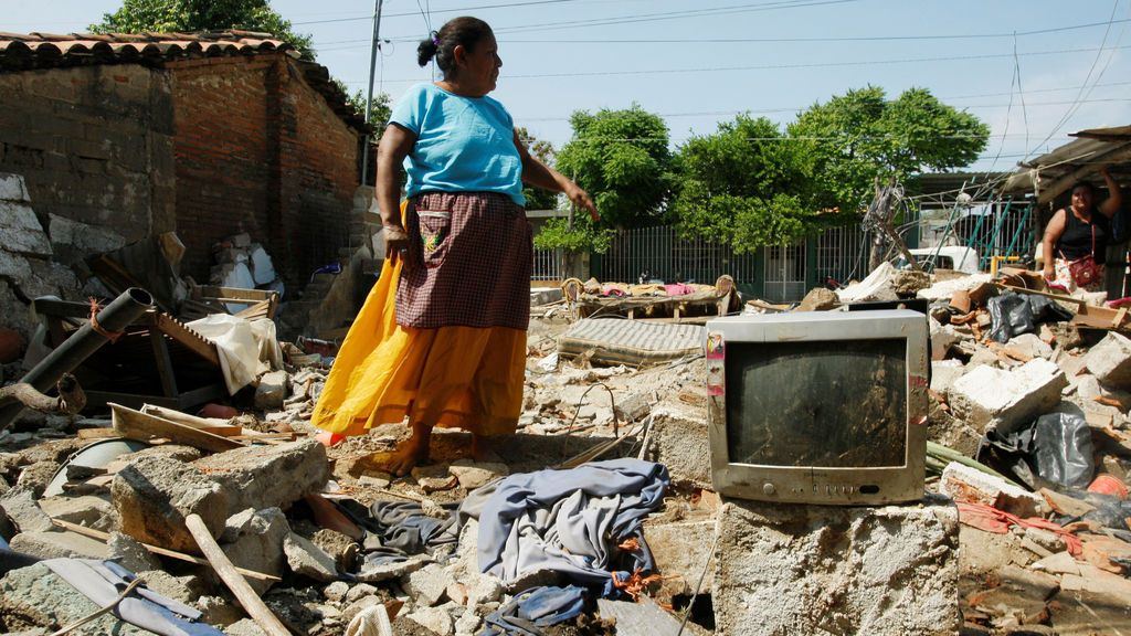 Una mujer se encuentra sobre los restos que sobrevivieron al terremoto en México