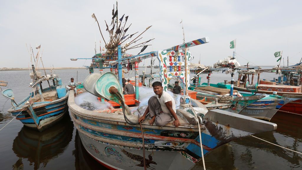 El pescador Abdul Hameed, sentado sobre su barco en el puerto pesquero de Ibrahim Hydri