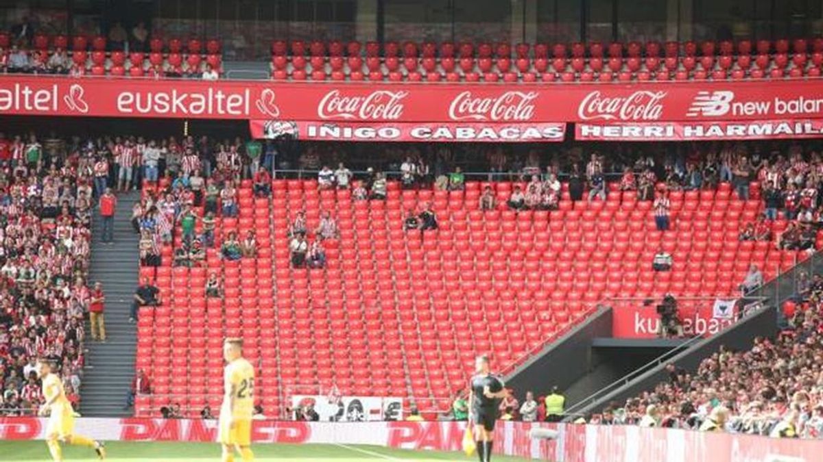 La grada de animación del Athletic se marcha de San Mamés tras una orden de retirar una pancarta en recuerdo de Iñigo Cabacas La grada de animación del Athletic se marcha de San Mamés tras una orden de retirar una pancarta en recuerdo de Iñigo Cabacas