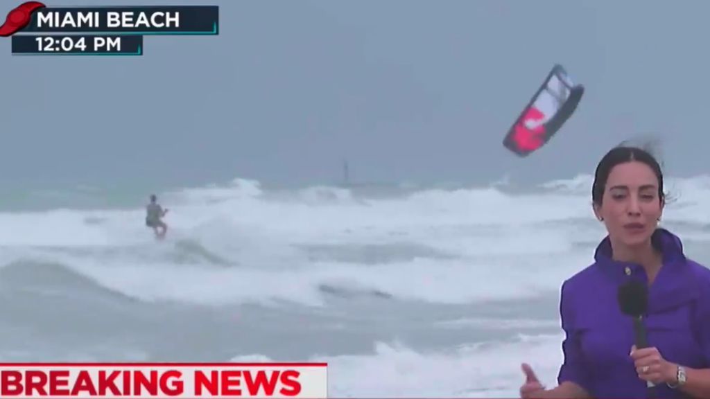 La inconsciencia de un surfista en pleno huracán 'Irma' inunda las redes de críticas La inconsciencia de un surfista en pleno huracán 'Irma' inunda las redes de críticas