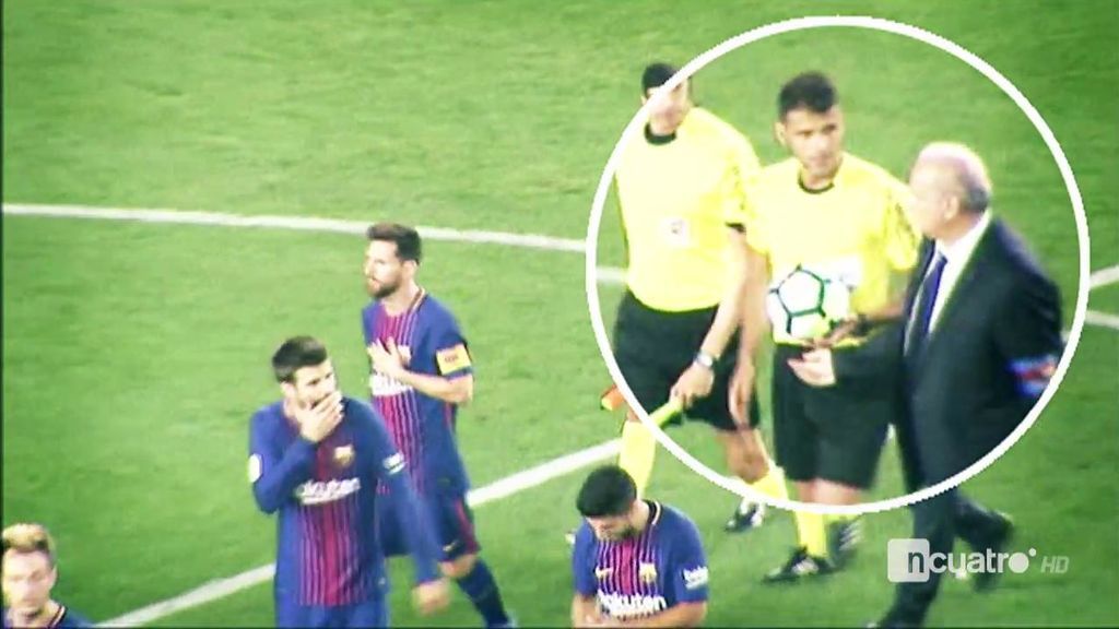 ¡Momentazo! Messi se olvidó del balón tras su hat-trick y el árbitro tuvo que recordárselo