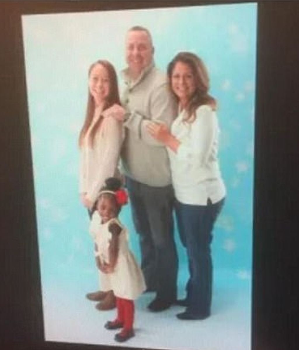 Salta descaradamente en una foto de familia ajena