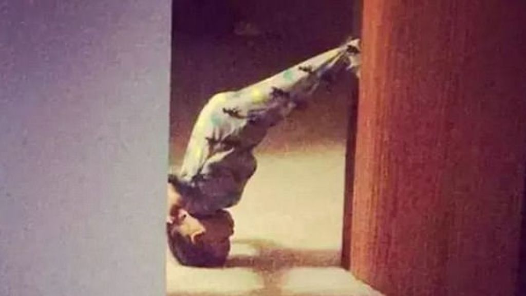 En mitad de la noche se despierta para hacer 'el pino'