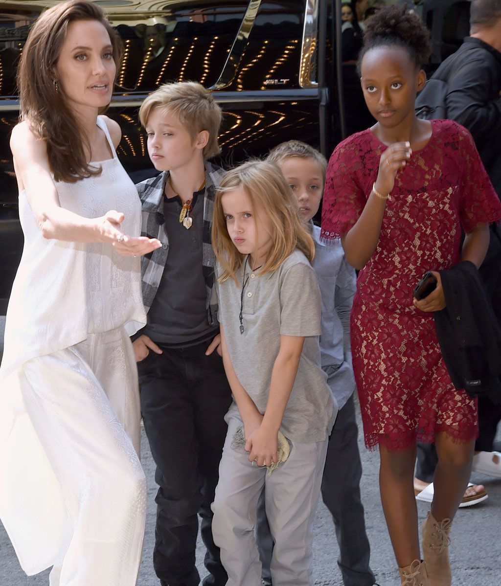 Angelina Jolie, acompañada de cuatro de sus seis hijos, con traje de seda de Givenchy
