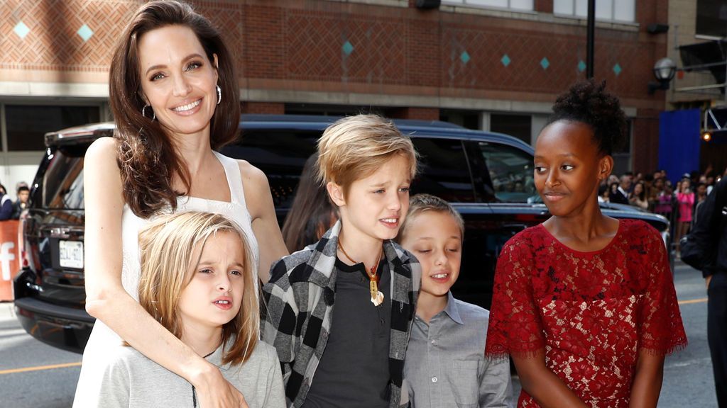Angelina Jolie, radiante en la alfombra roja de Toronto con cuatro de sus hijos